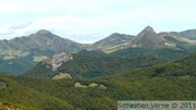 Puy de Peyre Arse, Puy Bataillouse, Puy Griou et Puy de l'Esclade au premier plan.