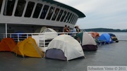 D'autres tentes à l'avant du ferry