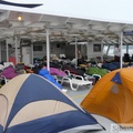 Les chaises longues et les tentes sur le ferry