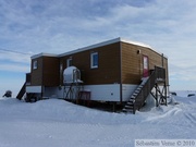 Tuktoyaktuk , maison typique avec toutes les canalisations à l'extérieur