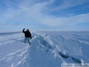 Point de contraction de la glace sur l'océan, juste à côté de la route... 