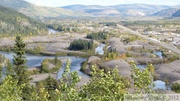Lit de la Klondike River, défiguré par le passage des dragues du début du XXe siècle, Dawson City, Yukon, Canada