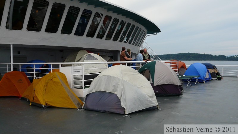 D'autres tentes à l'avant du ferry